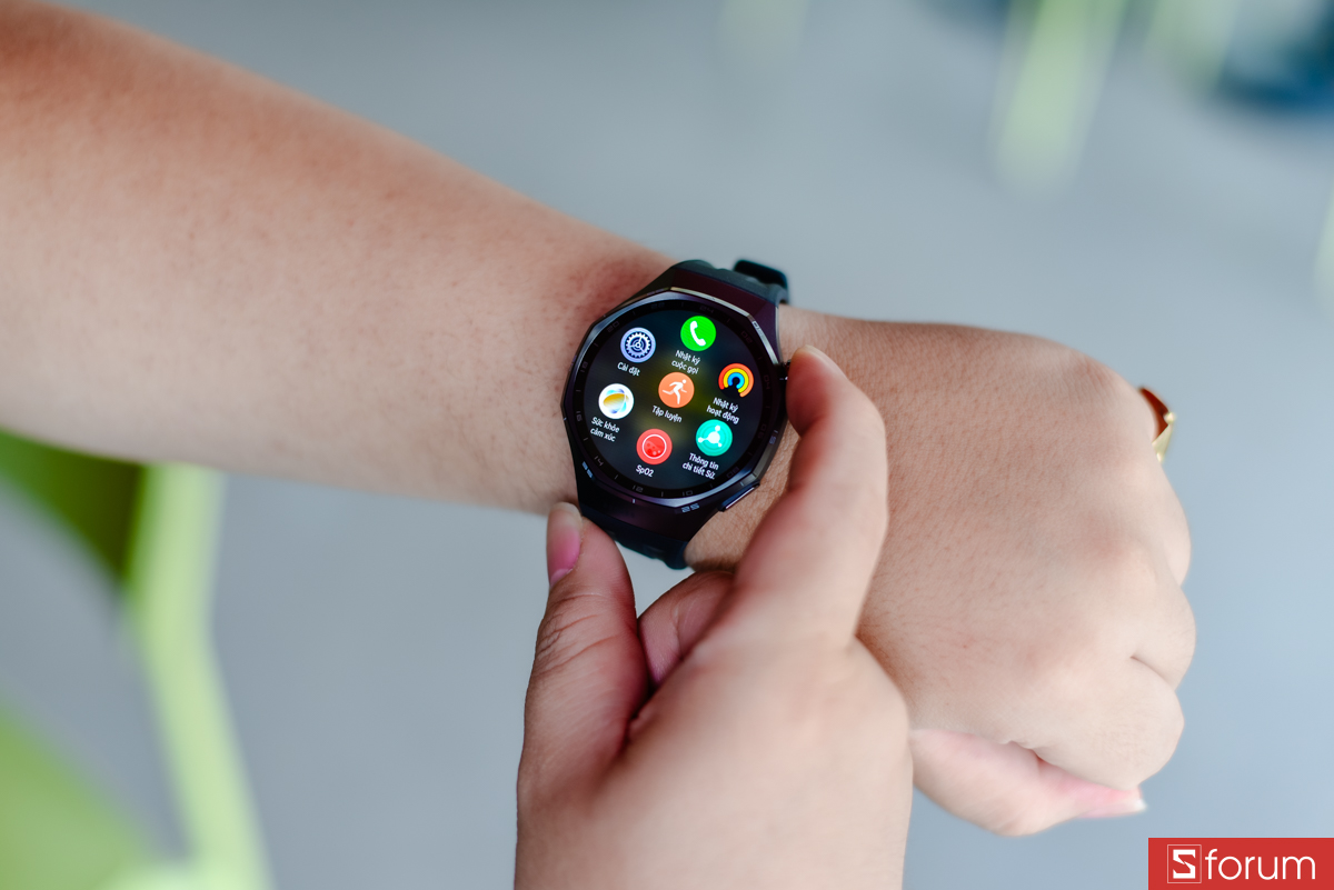 Núm xoay vẫn thể hiện sự tinh xảo, cho cảm giác cuộn rất mượt mà