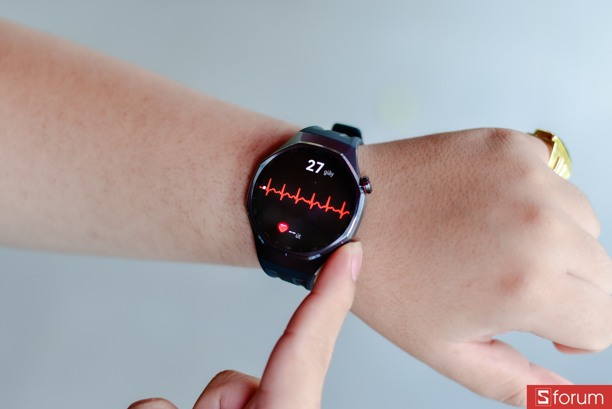 Đồng hồ còn được tích hợp các tính năng như phân tích điện tâm đồ (ECG) và phân tích rối loạn nhịp tim