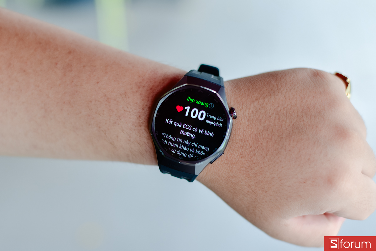 Đồng hồ còn được tích hợp các tính năng như phân tích điện tâm đồ (ECG) và phân tích rối loạn nhịp tim
