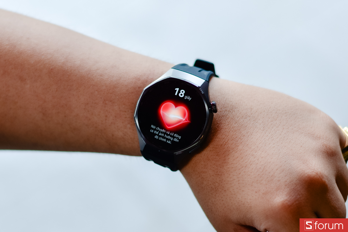 Đồng hồ còn được tích hợp các tính năng như phân tích điện tâm đồ (ECG) và phân tích rối loạn nhịp tim