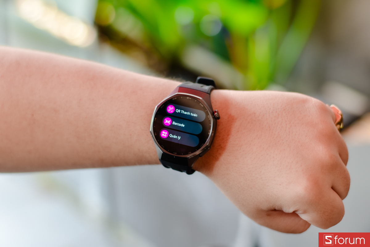 Một điểm nâng cấp mới và thú vị trên GT 6 Pro lần này là tích hợp ứng dụng ví Momo