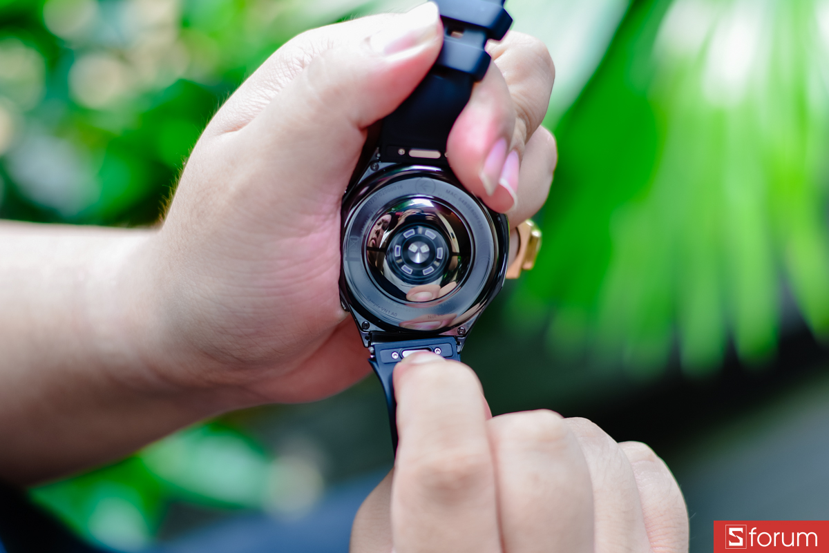 Dây đeo đi kèm với cơ chế tháo lắp nhanh (quick release) cũng rất tiện lợi