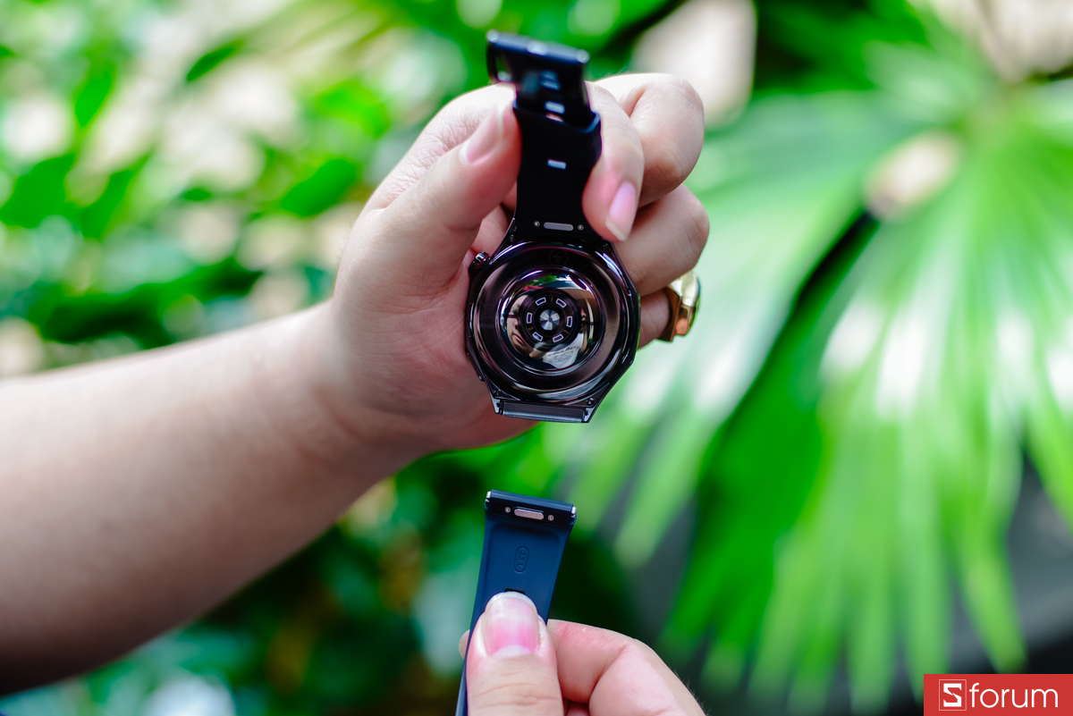 Dây đeo đi kèm với cơ chế tháo lắp nhanh (quick release) cũng rất tiện lợi