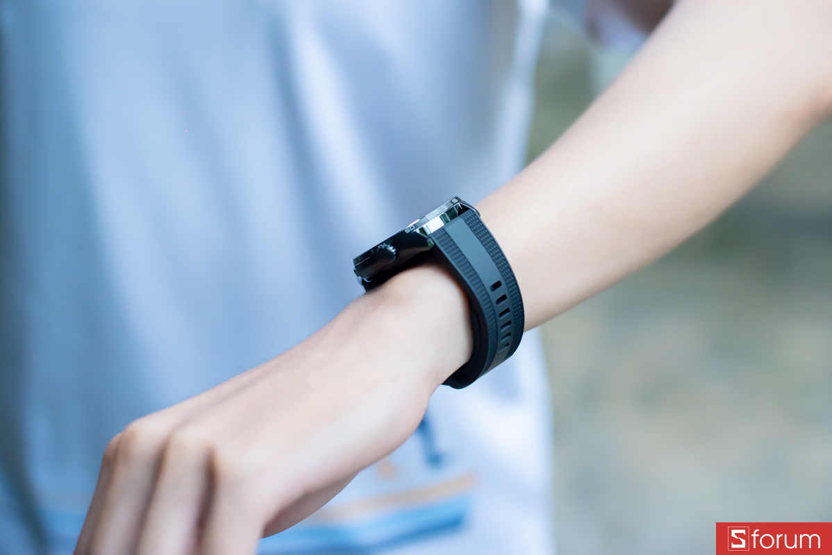 Đánh giá Huawei Watch GT7 46mm: Dây EasyCross dễ đeo