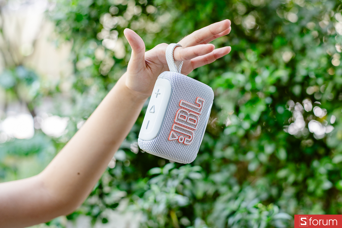 Đánh giá JBL Go 5 về thiết kế: Dây treo tích hợp cũng rất hữu dụng