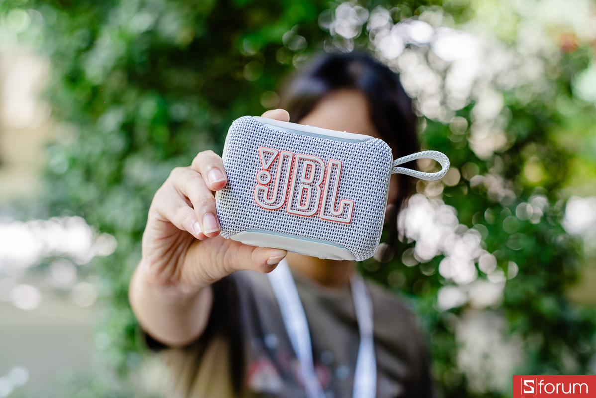 Đánh giá JBL Go 5 về pin, JBL công bố Go 5 có thời lượng pin khoảng 8 giờ ở chế độ thường và tối đa 10 giờ khi bật Playtime Boost.