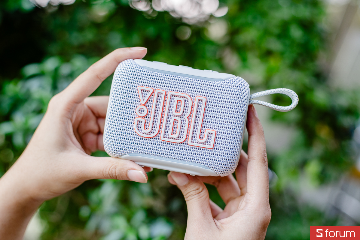 Đánh giá JBL Go 5 về thiết kế: Phần vải bọc bên ngoài cho cảm giác chắc, có độ bám tay tốt và nhìn bền hơn kiểu nhựa trơn