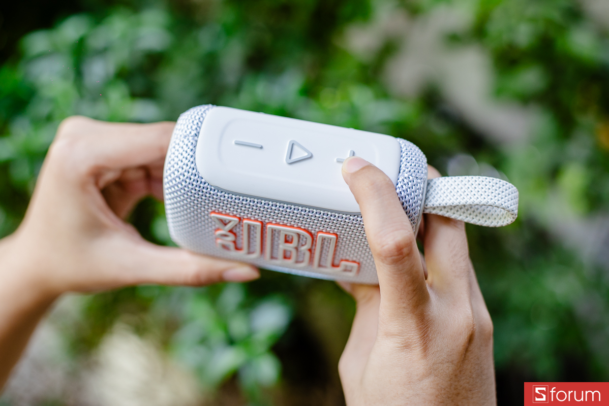 Đánh giá JBL Go 5 về thiết kế: Các nút bấm vật lý được bố trí khá dễ dùng