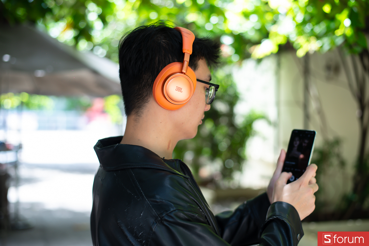 Đánh giá JBL Live 780NC: Phần đệm tai lớn mang đến cảm giác dễ chịu và êm ái