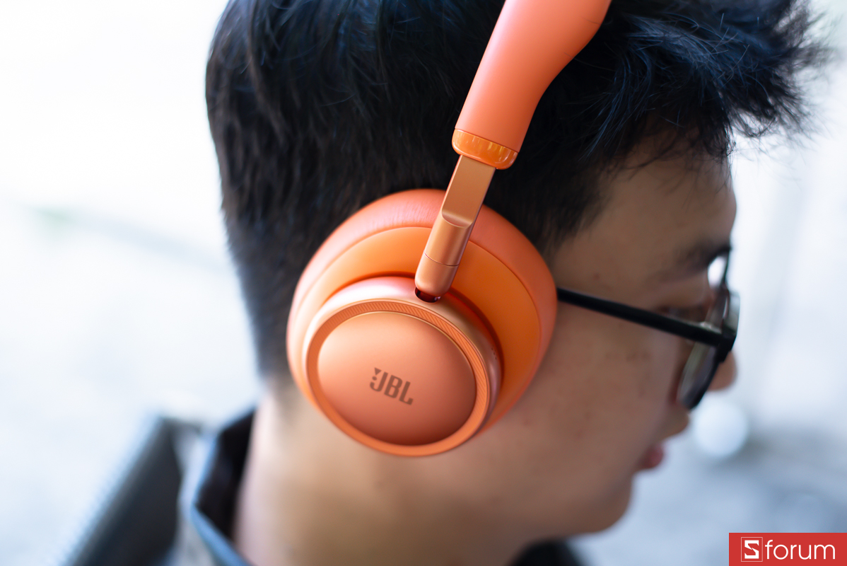 Đánh giá JBL Live 780NC: Phần đệm tai lớn mang đến cảm giác dễ chịu và êm ái