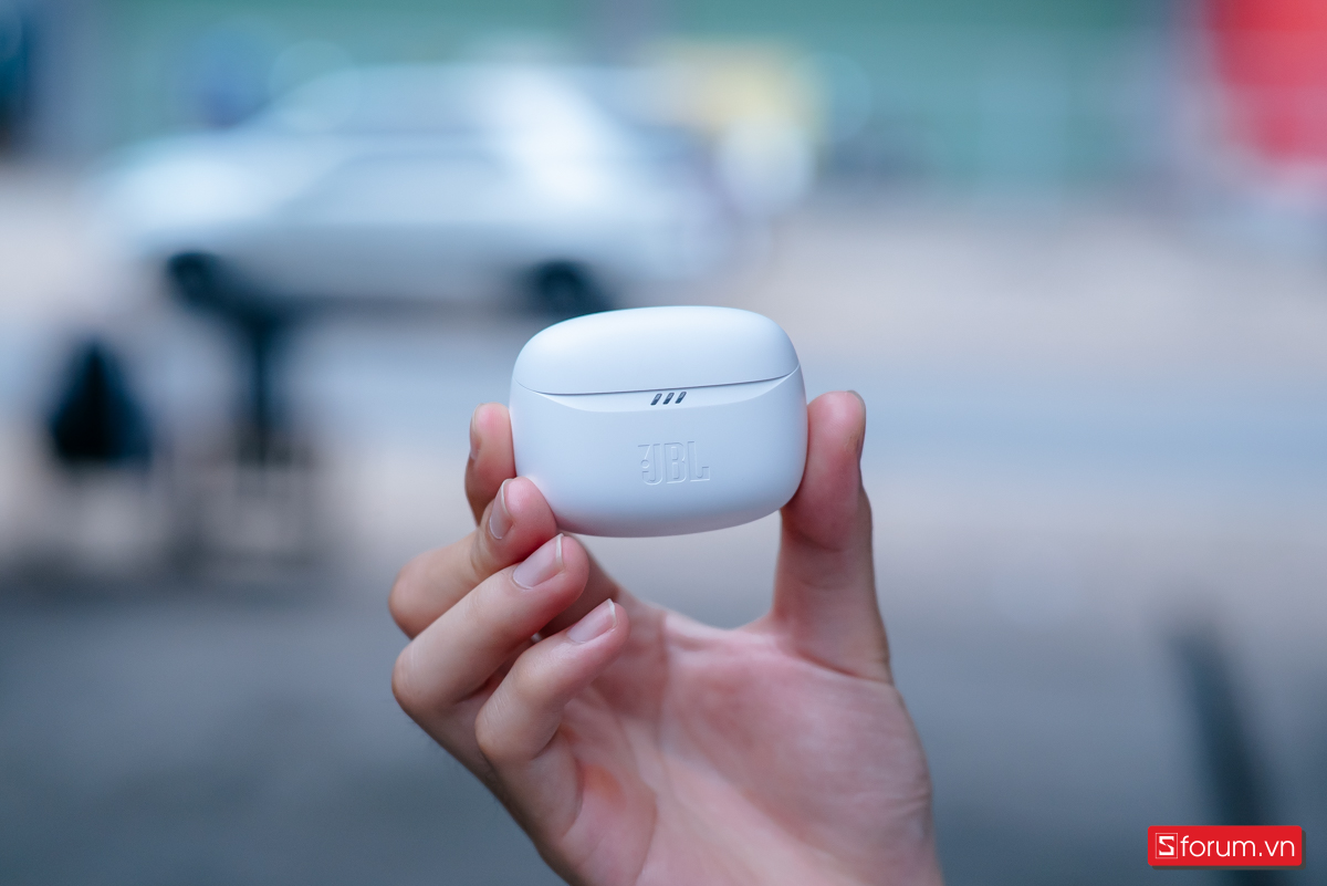 Hộp sạc của JBL Tune Buds 2 có kích thước khá nhỏ gọn với thiết kế hình oval mềm mại