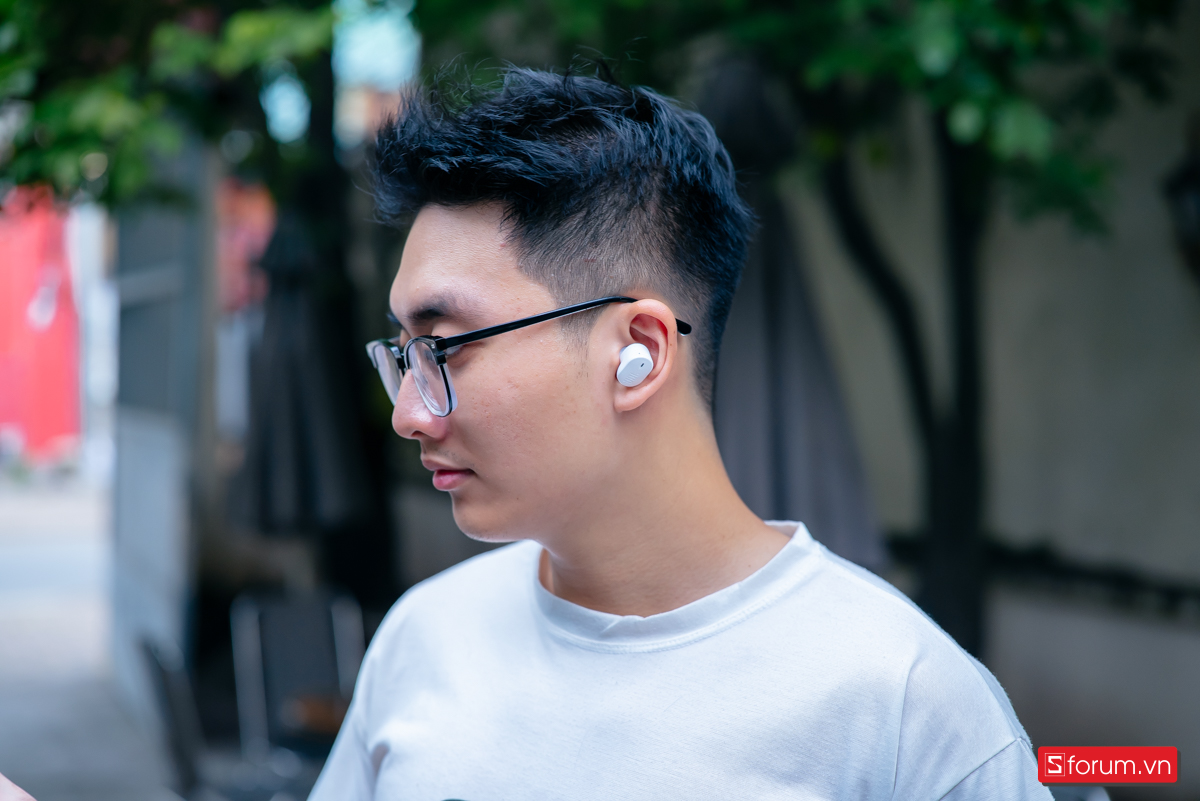 Về cảm giác đeo, mình đánh giá JBL Tune Buds 2 mang lại trải nghiệm khá thoải mái và vừa vặn