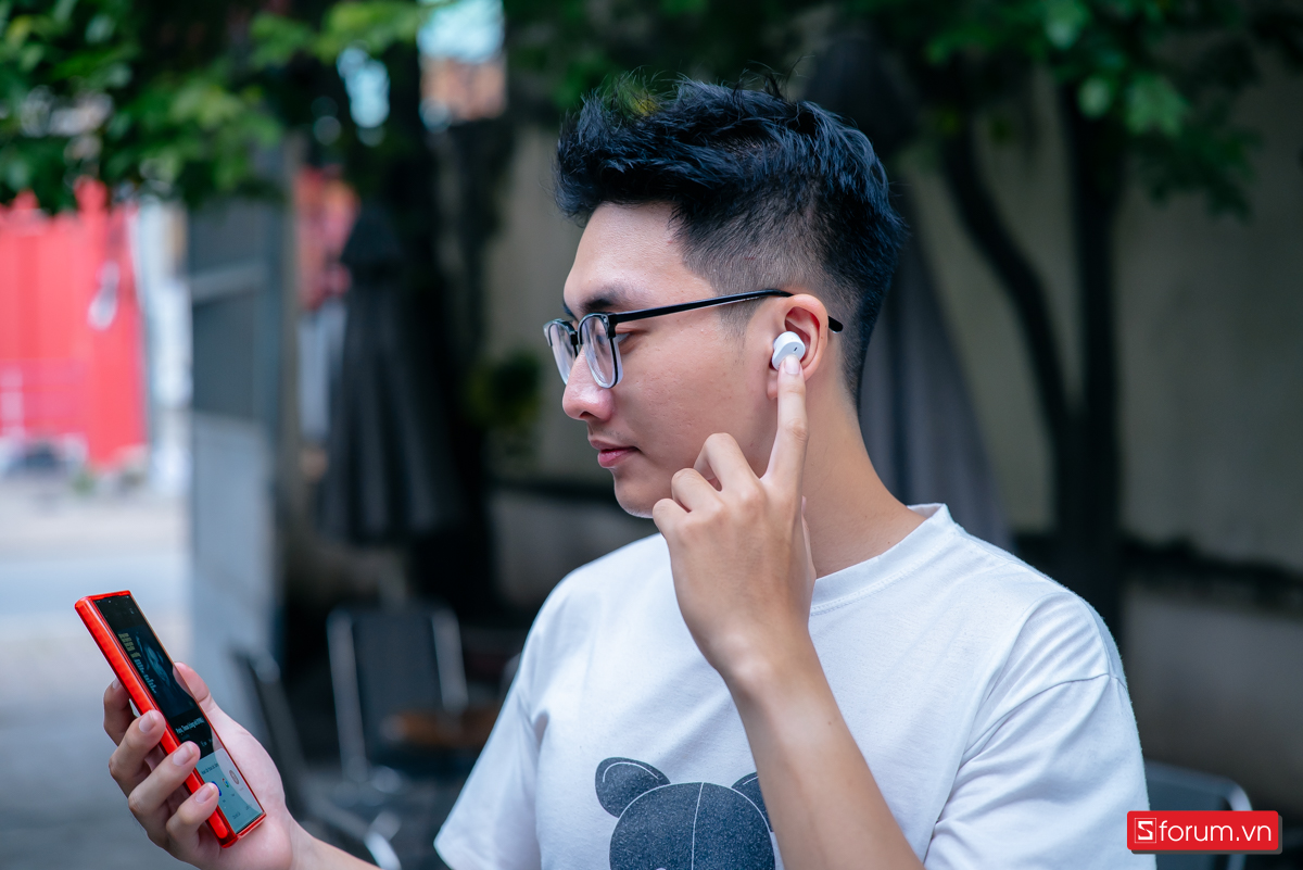Vùng cảm ứng điều khiển các tính năng khi sử dụng được đặt ở mặt ngoài của tai nghe với logo JBL