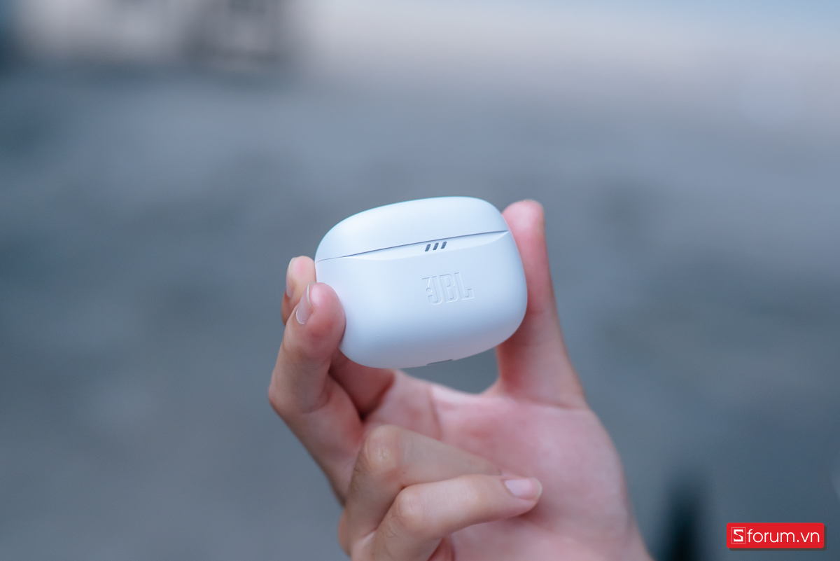 JBL Tune Buds 2 phiên bản màu trắng khá dễ dơ
