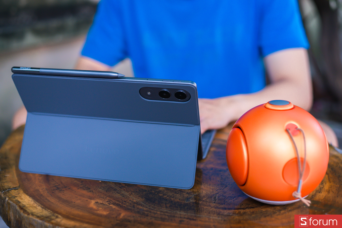 Lenovo Yoga Tab đi kèm bộ phụ kiện gồm bàn phím và bút tiện lợi