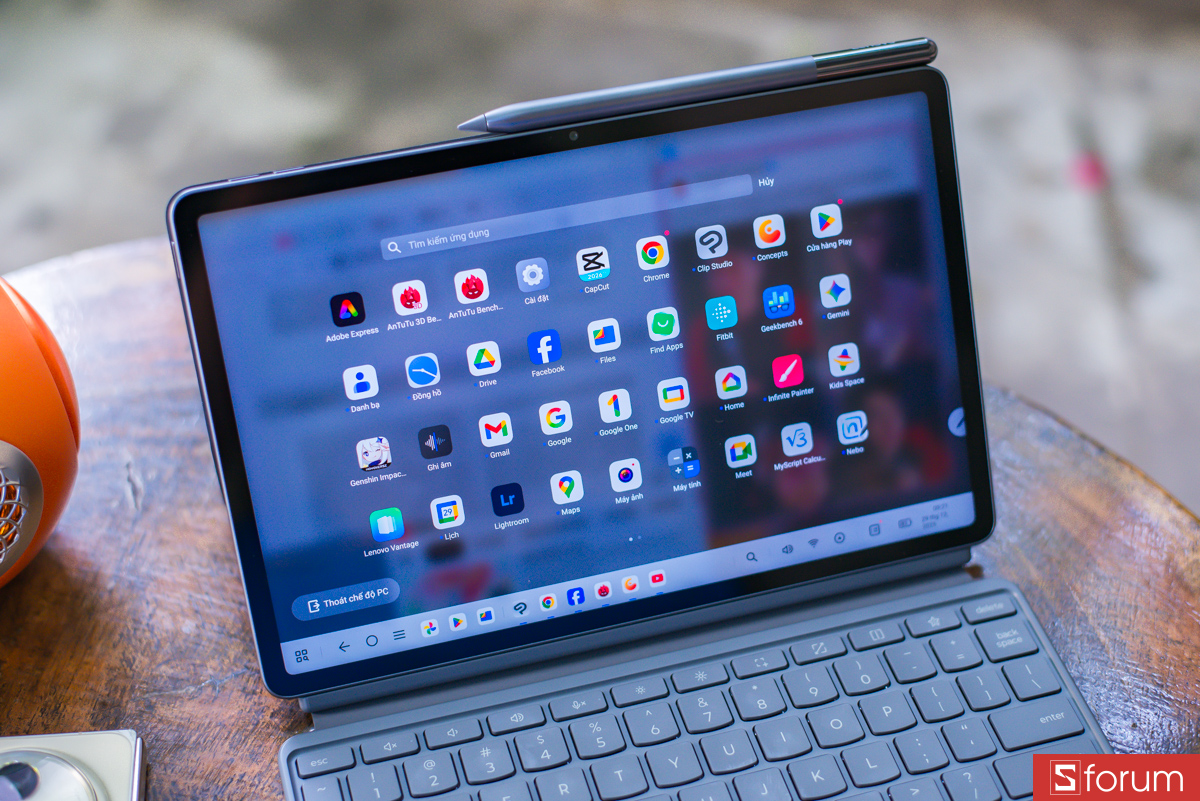 Lenovo Yoga Tab chỉ được trang bị tấm nền LCD là điểm trừ
