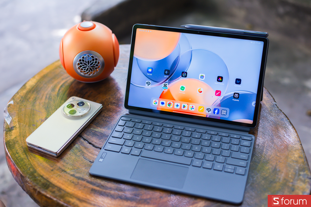 Khi kết hợp với bàn phím và trackpad, Yoga Tab thực sự trở thành một laptop mini hoàn chỉnh