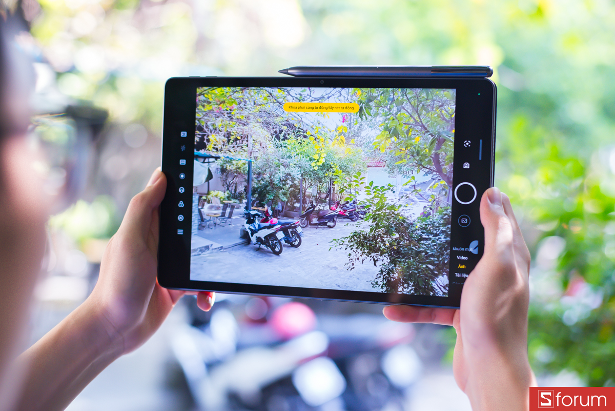 Về camera, máy có cụm camera sau 13MP + 2MP và camera trước 13MP