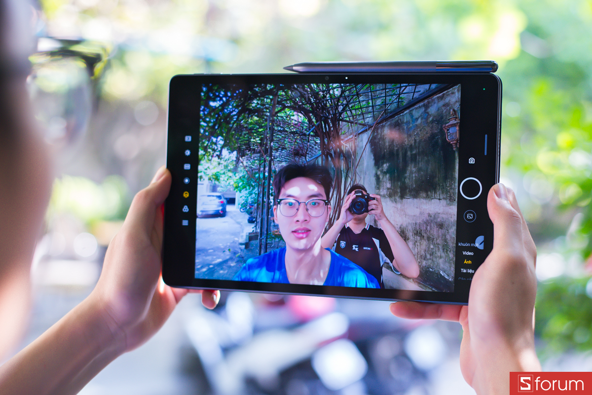 Về camera, máy có cụm camera sau 13MP + 2MP và camera trước 13MP