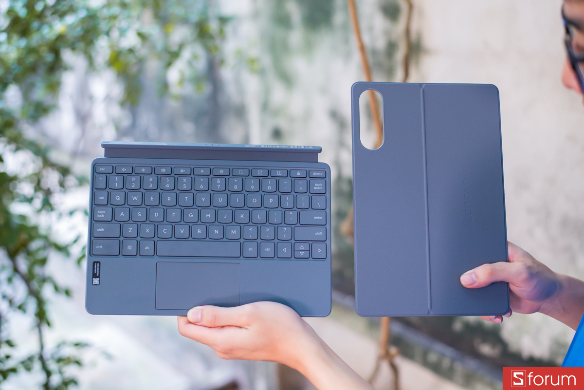 Lenovo Yoga Tab đi kèm bộ phụ kiện gồm bàn phím và bút tiện lợi