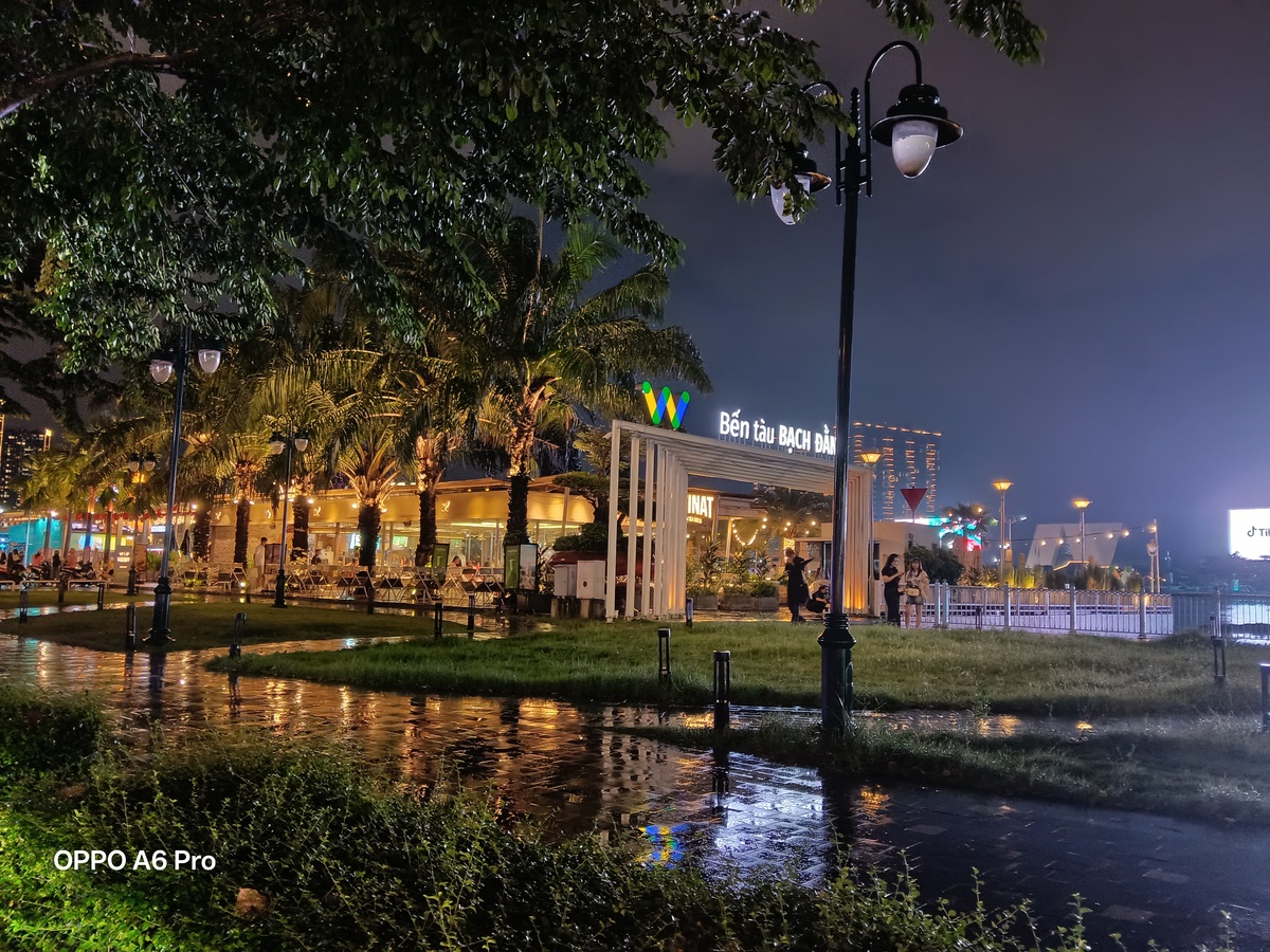 Trong điều kiện thiếu sáng, camera OPPO A6 Pro gặp nhiều khó khăn