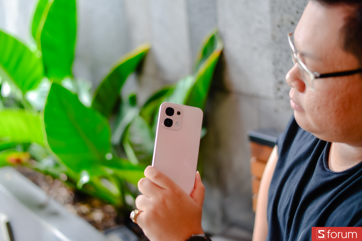 Điểm đầu tiên mình muốn nhấn mạnh khi đánh giá OPPO A6 Pro chính là thiết kế tổng thể cực kỳ ấn tượng