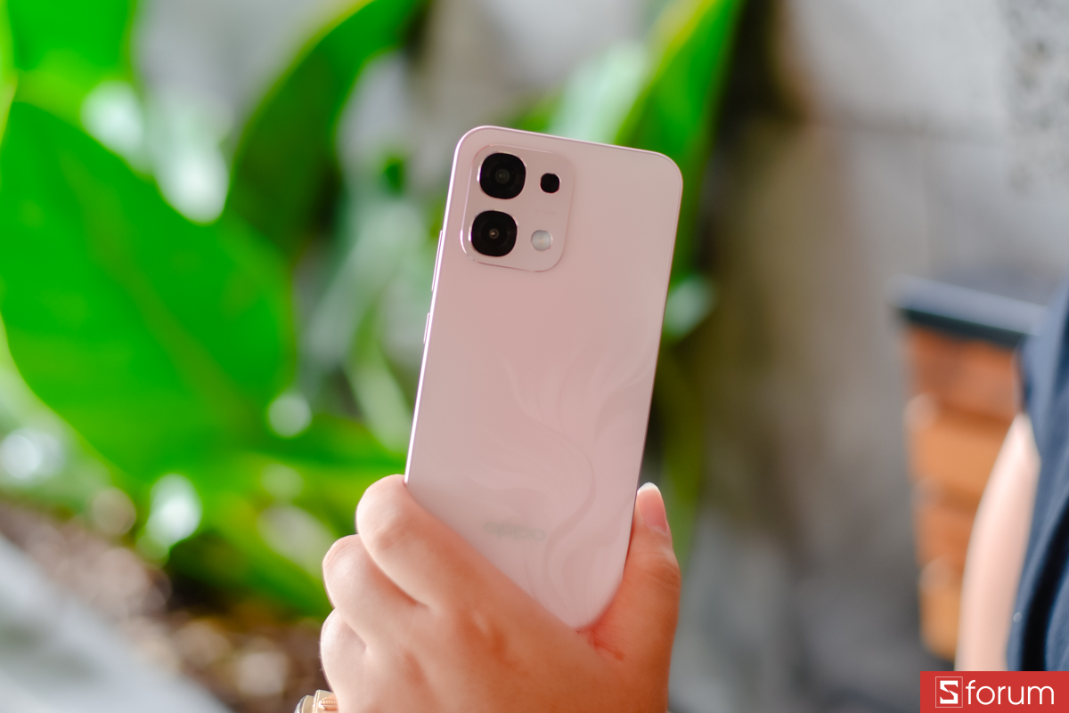 Cụm camera sau được thiết kế nổi nhẹ với 2 ống kính được bố trí trong một module hình chữ nhật