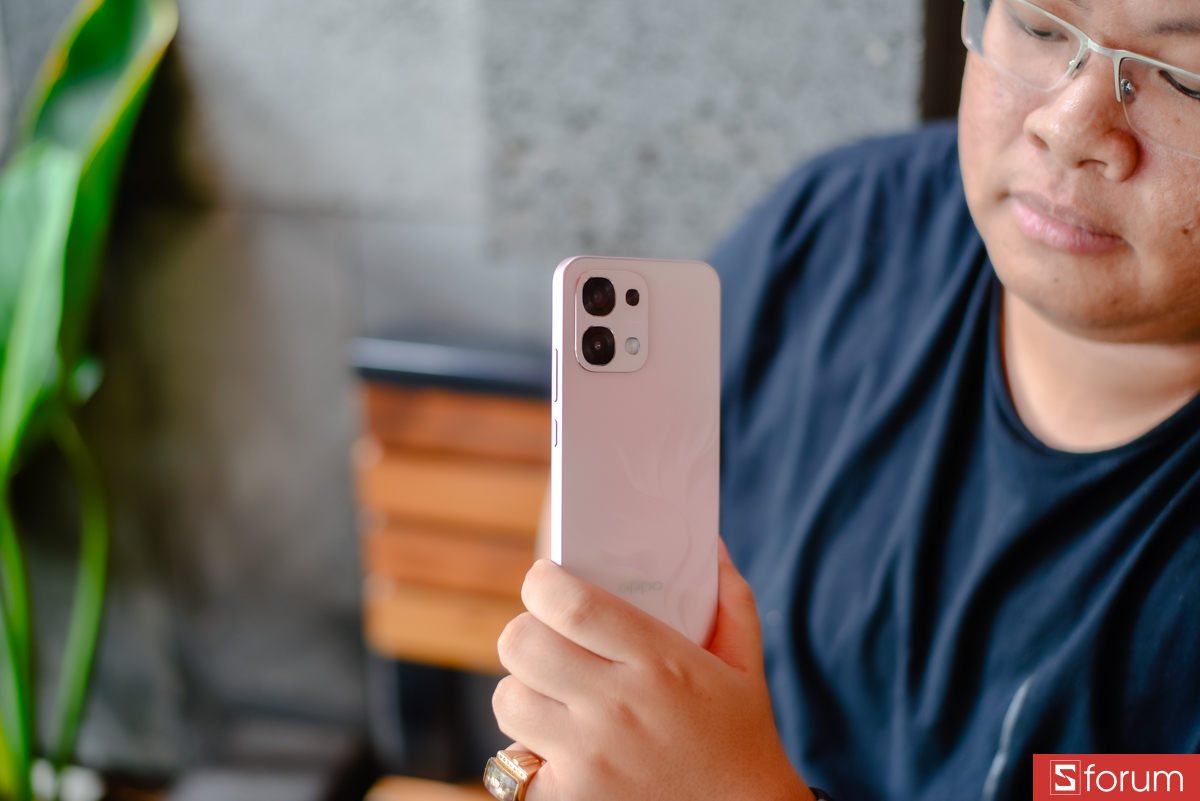 OPPO A6 Pro sở hữu ngôn ngữ thiết kế phẳng hiện đại với mặt trước