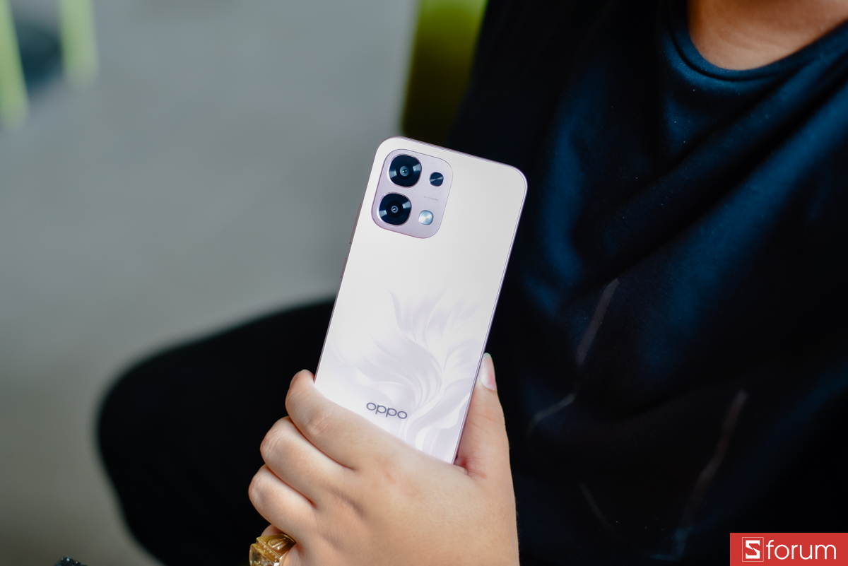 OPPO A6 Pro mang đến cảm giác cầm nắm vô cùng thoải mái và nhẹ nhàng