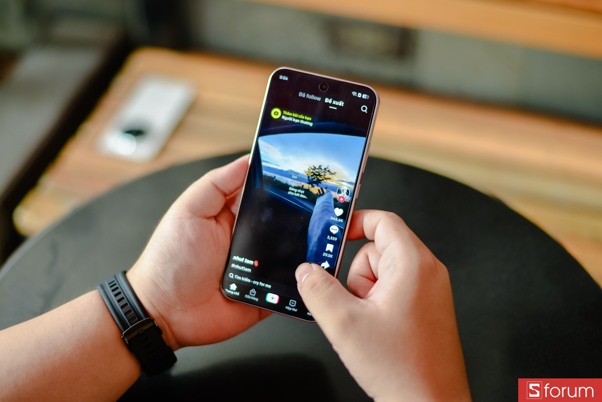 Tần số quét 120Hz giúp mọi thao tác cuộn, vuốt hay chơi game đều diễn ra mượt mà