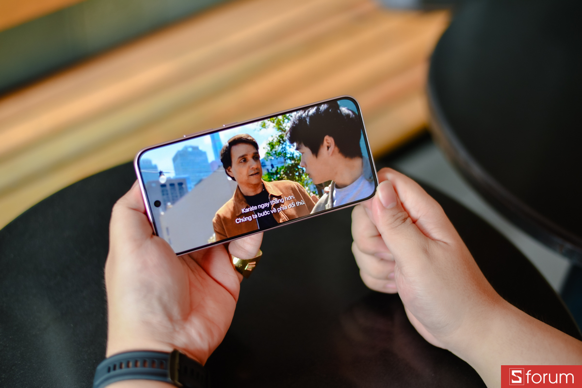 Độ sáng tối đa 1400 nits ở chế độ HBM cho phép sử dụng máy thoải mái ngoài trời