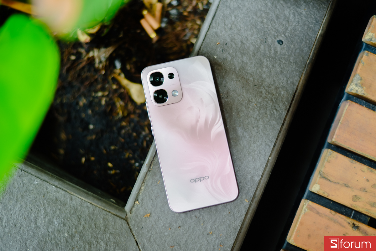 Mặt lưng phiên bản màu hồng có họa tiết đuôi cá đa sắc với lớp phủ nhám mịn