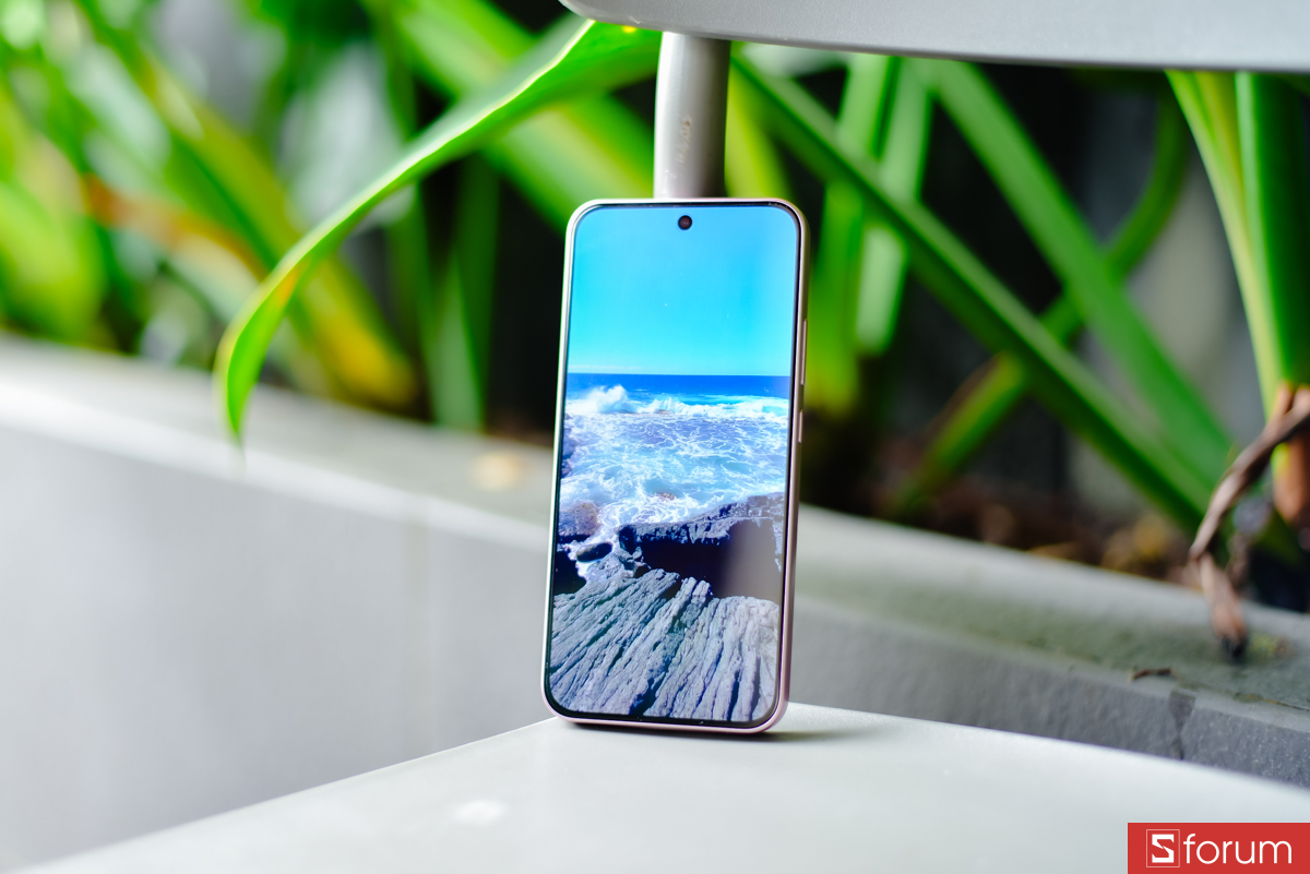 Viền màn hình của OPPO A6 Pro chỉ dày 2.23mm ở cả 4 cạnh