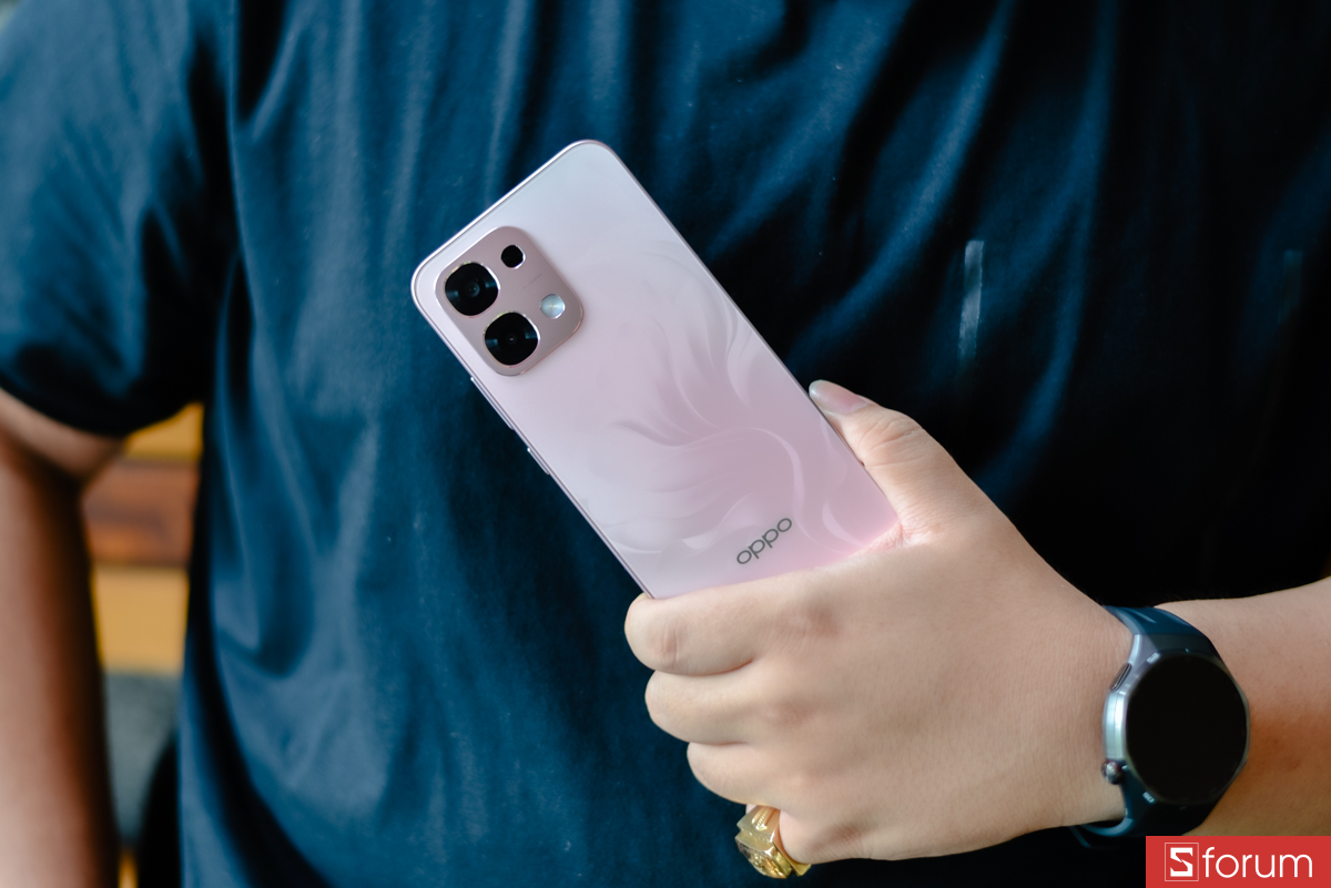 Mặt lưng phiên bản màu hồng có họa tiết đuôi cá đa sắc với lớp phủ nhám mịn