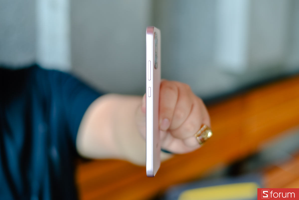 Khung viền được làm từ nhựa với lớp phủ giả kim loại