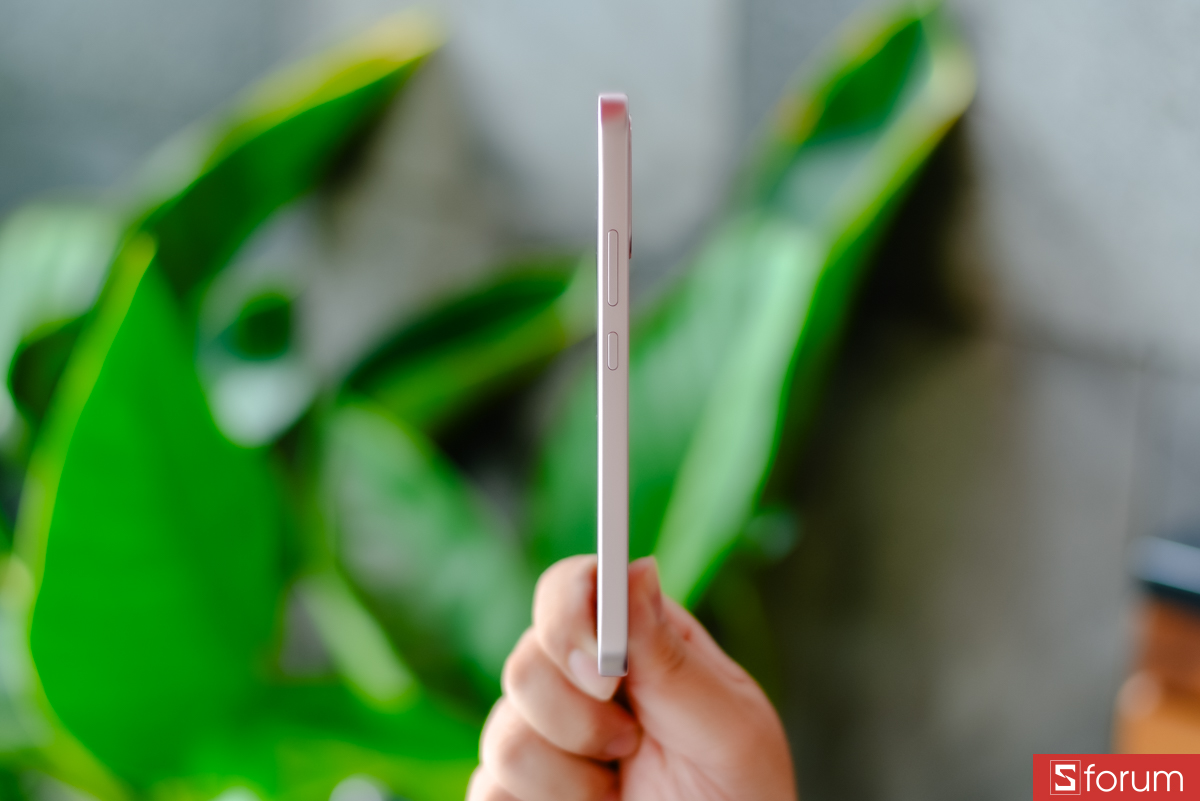 Khung viền được làm từ nhựa với lớp phủ giả kim loại