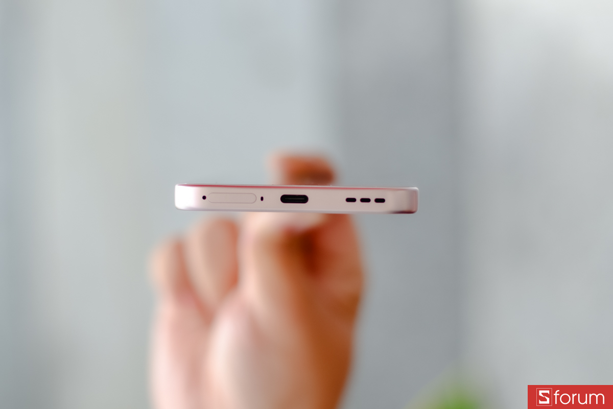 Khung viền được làm từ nhựa với lớp phủ giả kim loại