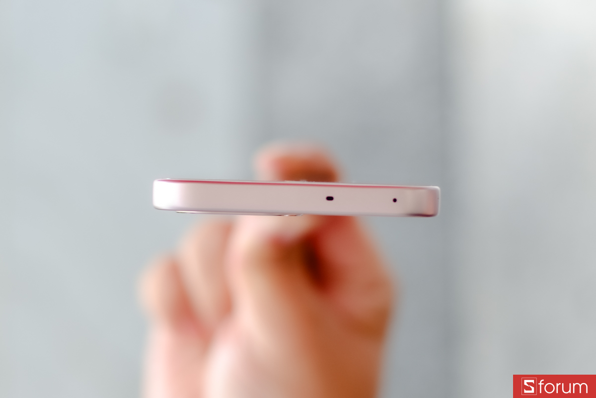 Khung viền được làm từ nhựa với lớp phủ giả kim loại