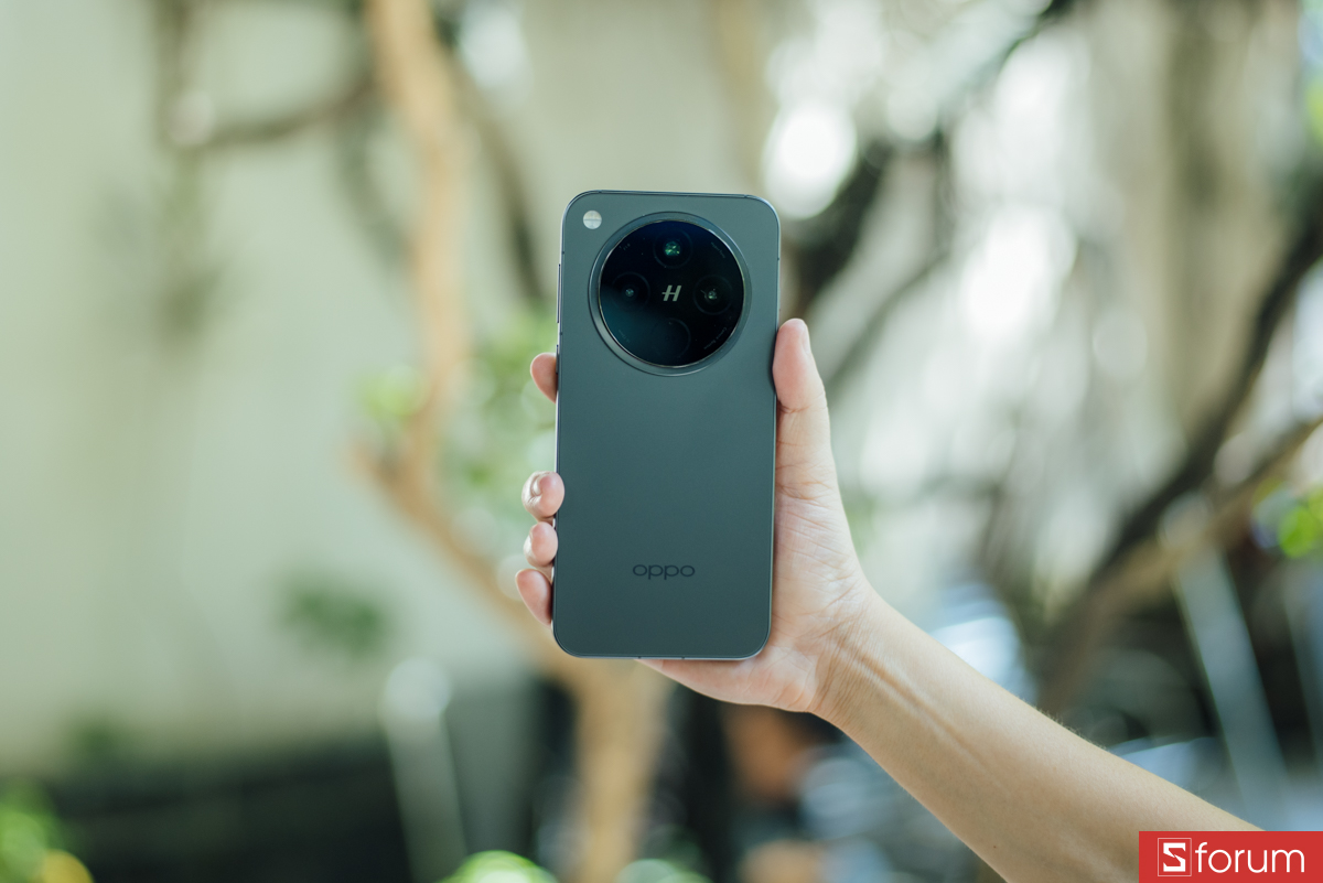 Khi cầm OPPO Find X8, mình không bao giờ có cảm giác nặng hay khó chịu như các dòng Pro