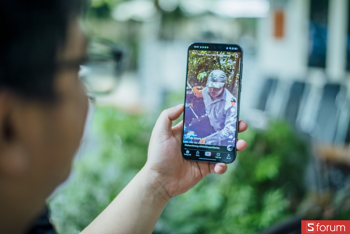 OPPO Find X8 cho khả năng hiển thị xuất sắc ngay cả dưới ánh sáng mặt trời gắt gao