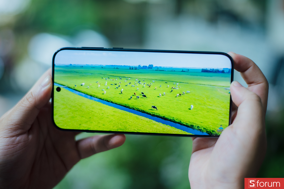 Đánh giá OPPO Find X8 ở năm 2025, màn hình thể hiện xuất sắc với độ sáng tối đa 4500 nits