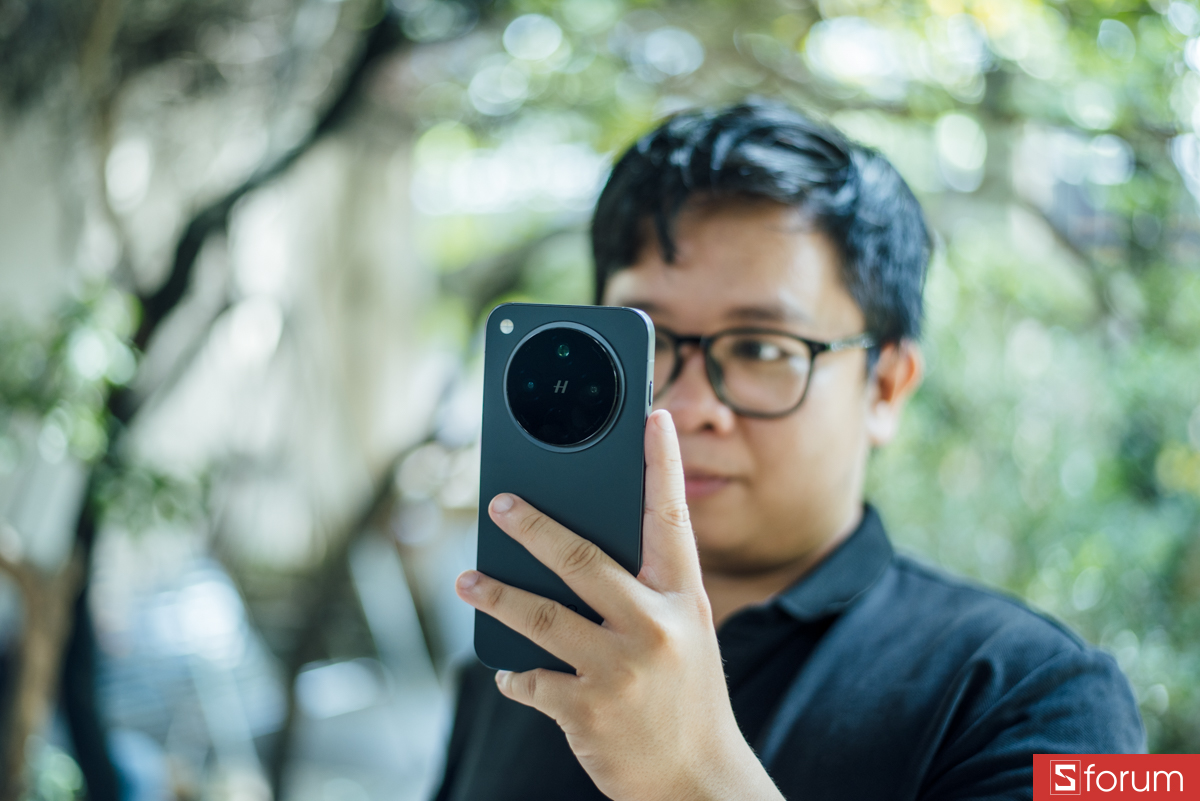 Khi cầm OPPO Find X8, mình không bao giờ có cảm giác nặng hay khó chịu như các dòng Pro