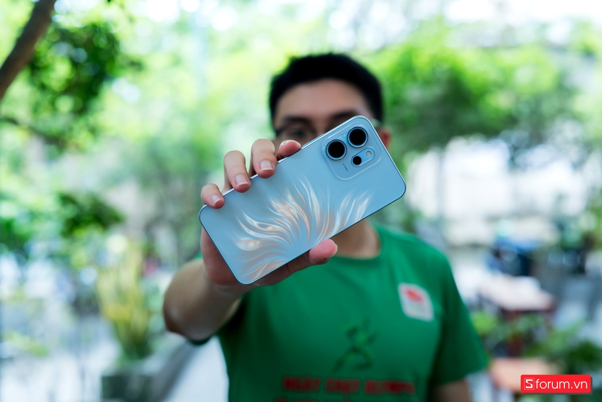 Sau một ngày sử dụng thông thường, mặt lưng vẫn để lại một ít dấu tay