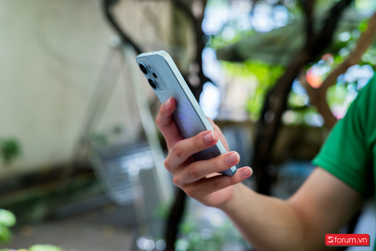 Khung viền kim loại của máy được vát phẳng theo kiểu iPhone khá chắc chắn