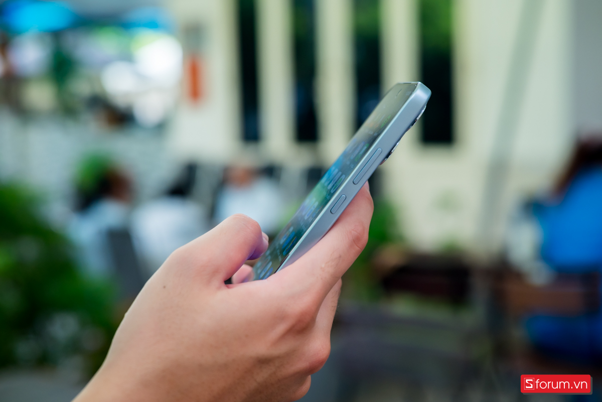 Khung viền kim loại của máy được vát phẳng theo kiểu iPhone khá chắc chắn