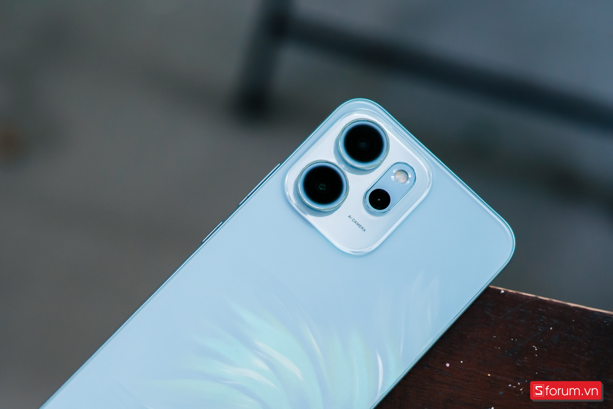 Mặt sau, cụm camera hình vuông với 3 ống kính được bố trí khá hài hòa