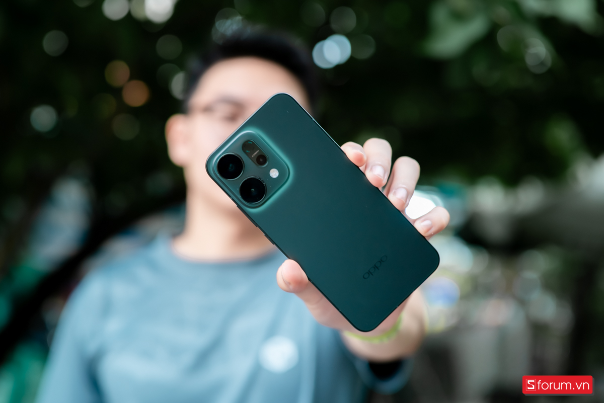 Phiên bản màu xanh lá (Luminous Green) mà mình đang dùng có hiệu ứng phát sáng nhẹ xung quanh cụm camera