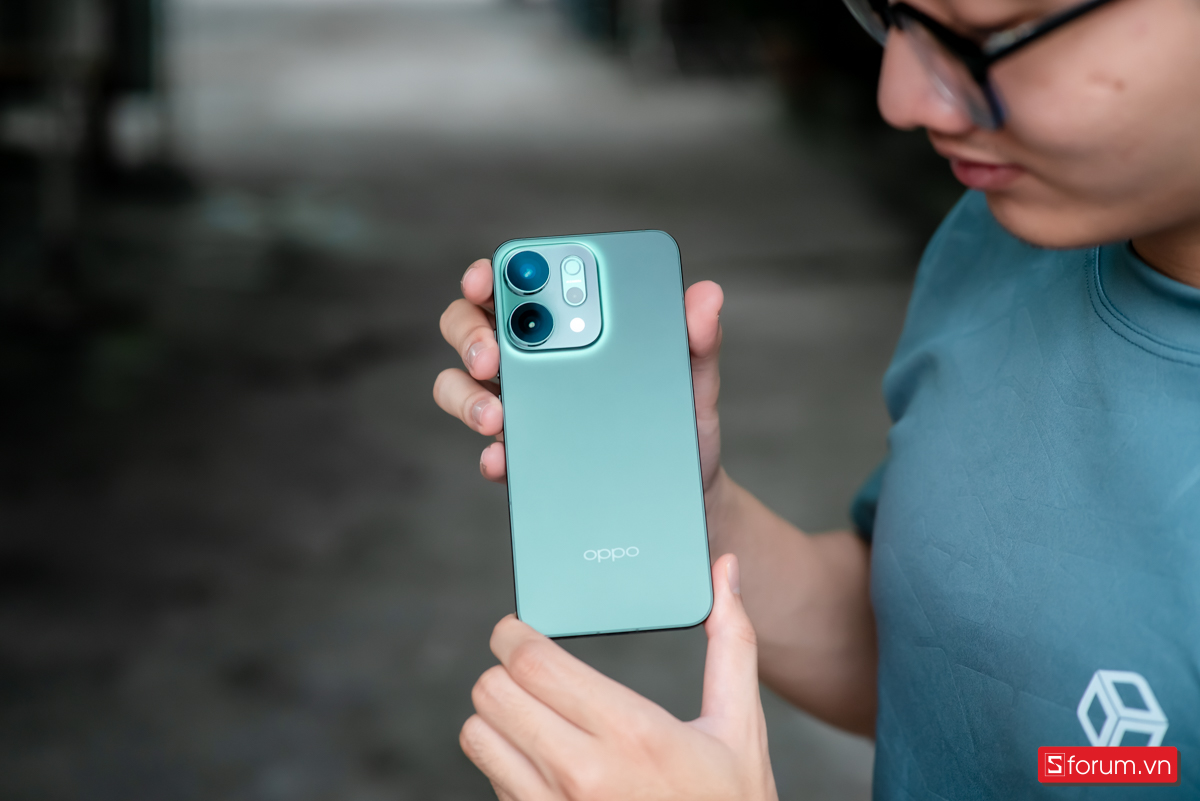 Phiên bản màu xanh lá (Luminous Green) mà mình đang dùng có hiệu ứng phát sáng nhẹ xung quanh cụm camera