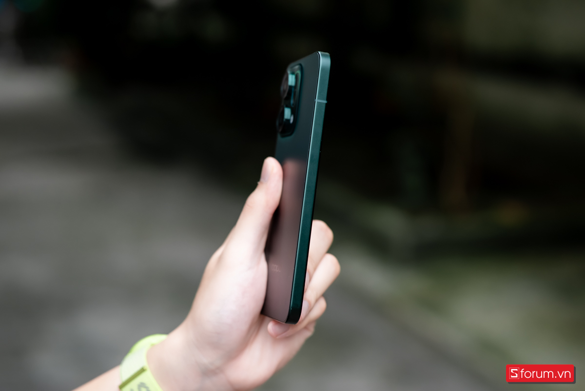 Điểm đáng chú ý là thiết kế viền phẳng theo kiểu iPhone hiện đại