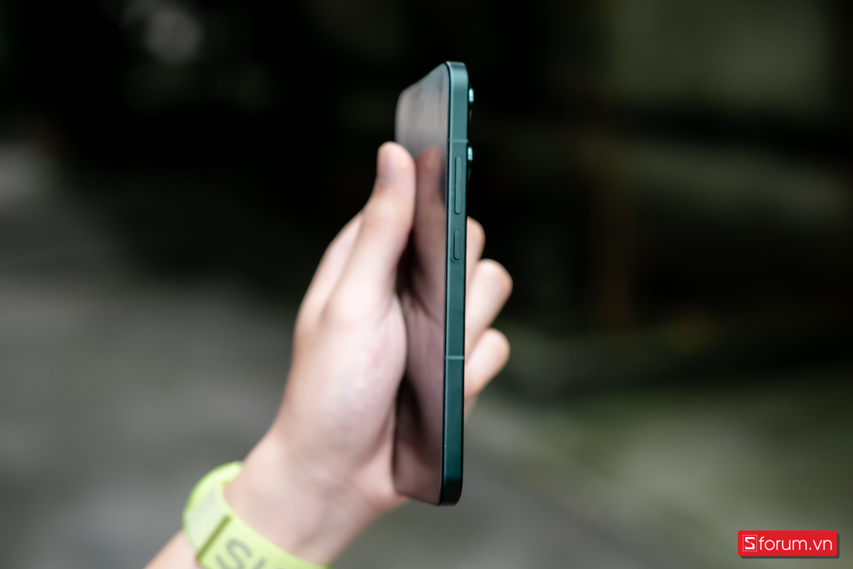 Điểm đáng chú ý là thiết kế viền phẳng theo kiểu iPhone hiện đại